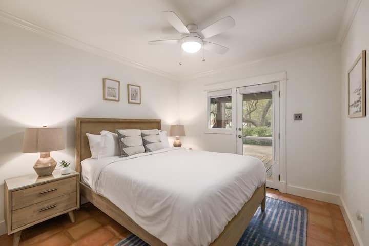 Спалня 2, на първия етаж, е оборудвана с двойно легло.