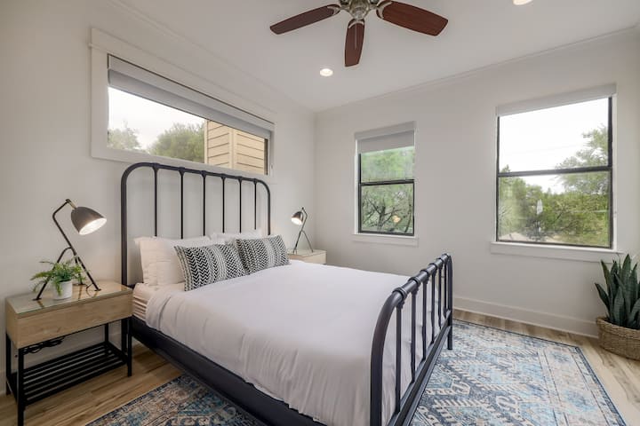 Спалня 5 се намира на втория етаж и разполага с двойно легло.