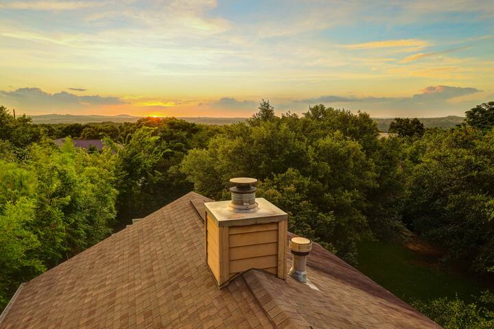 UT Football Fave – Fire Pit, Hot Tub, Pool, More! gallery image 4