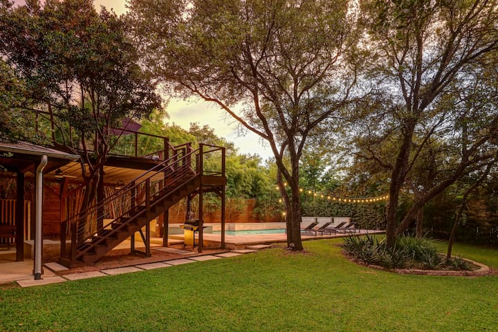 UT Football Fave – Fire Pit, Hot Tub, Pool, More! gallery image 3