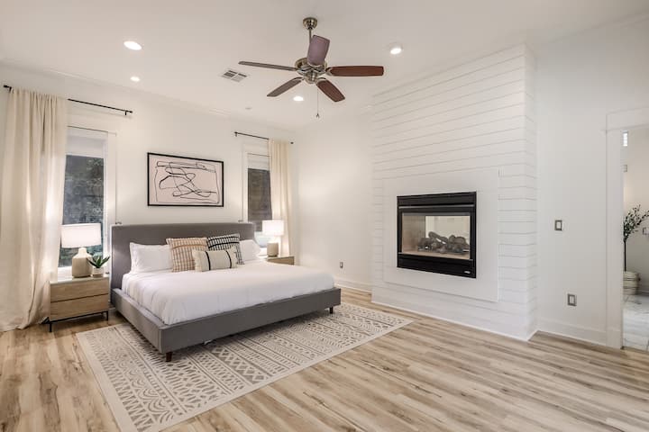 Спалня 1, основният апартамент, разполага с суперголямо двойно легло и самостоятелна баня