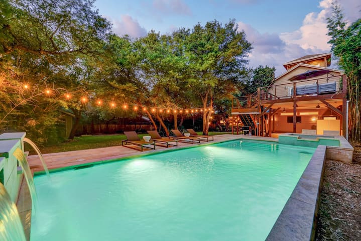 UT Football Fave – Fire Pit, Hot Tub, Pool, More! gallery image 2