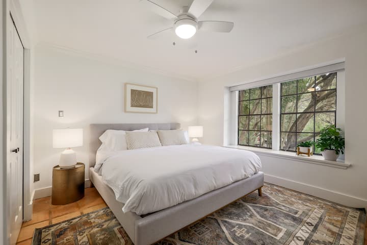 Спалня 4 разполага с двойно легло king size и самостоятелна баня с душ и вана.