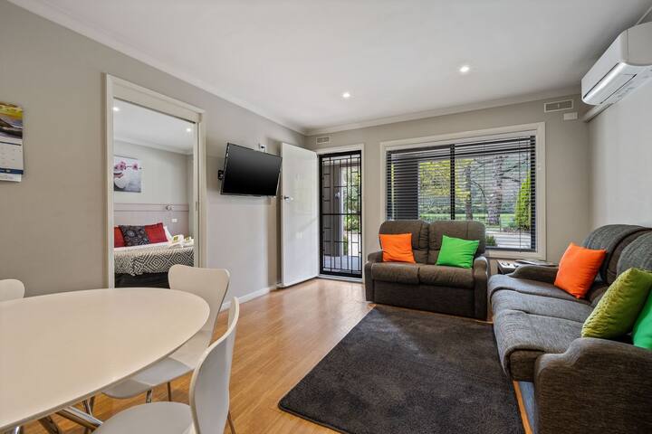 Grevillea Gardens Unit 5 - Bright