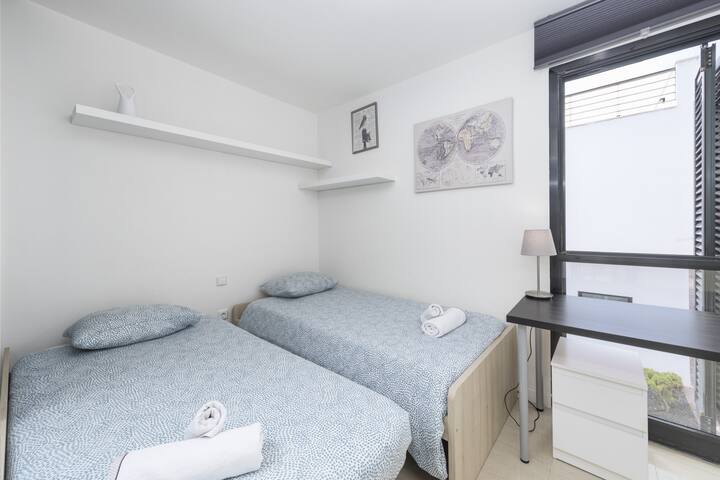 第二间卧室配备单人床和办公桌