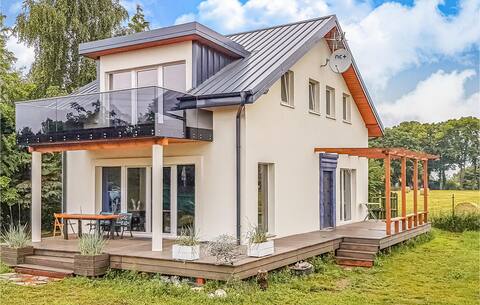 Beautiful home in Nowe Warpno with WiFi