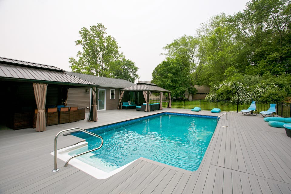 Modern home with a private Heated pool and jacuzzi — photo 1
