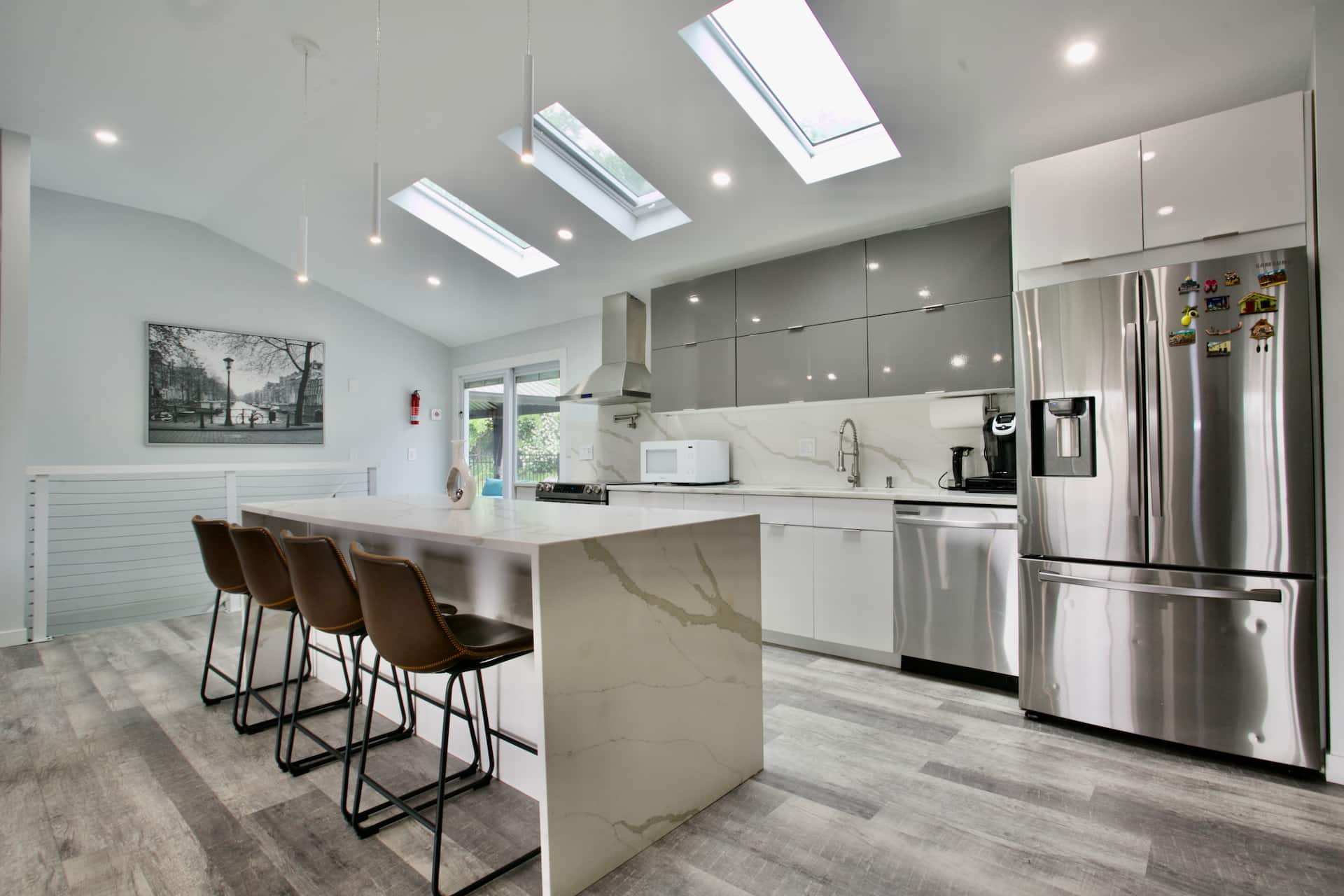 Modern home with a private Heated pool and jacuzzi — photo 5