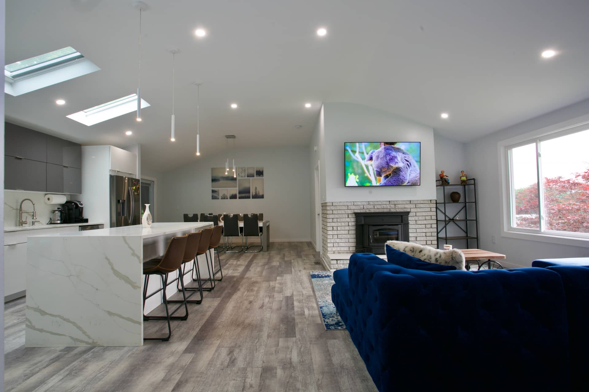 Modern home with a private Heated pool and jacuzzi — photo 4