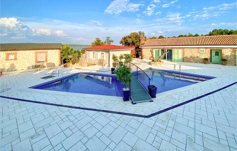 Cozy home in Nerezine with jacuzzi