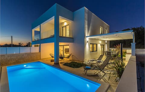 Popular Airbnb listing: Awesome home in Linardici in Linardići