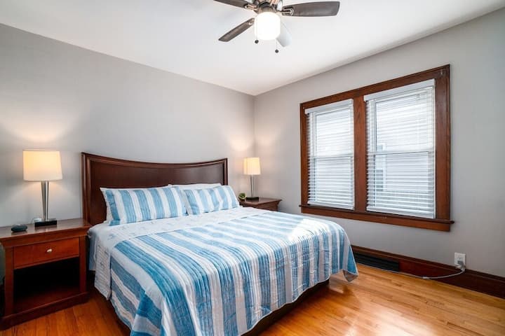 加大双人床垫，配有步入式衣柜/衣架和梳妆台。 