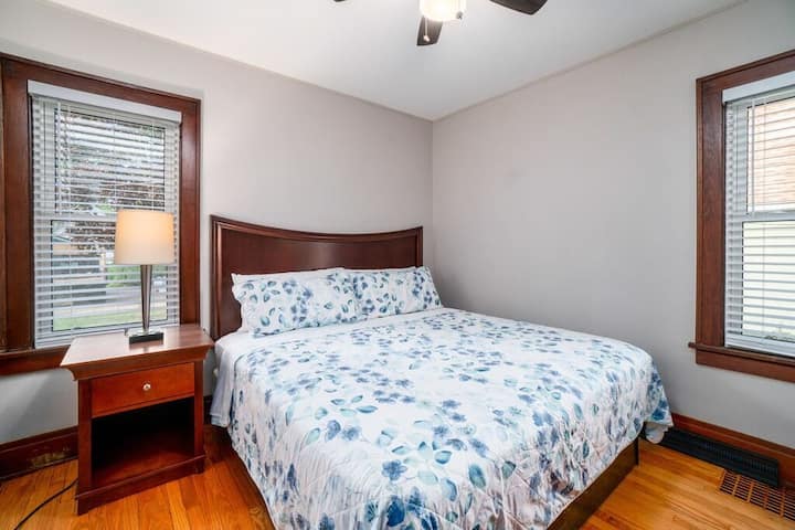 加大双人床垫，配有步入式衣柜/衣架和梳妆台。 