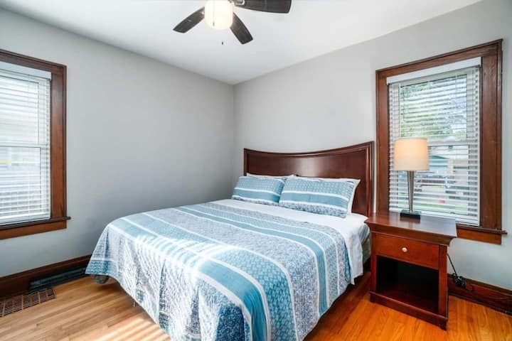 加大双人床垫，配有步入式衣柜/衣架和梳妆台。