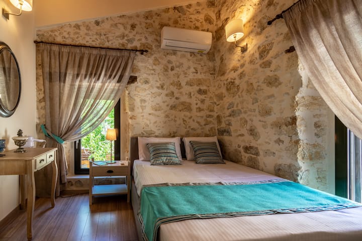 udobna spavaća soba s bračnim krevetom 