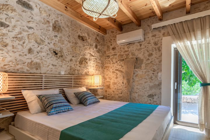 udobna spavaća soba s bračnim krevetom 