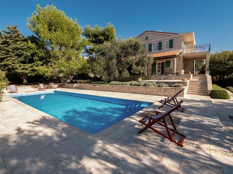 K-18321 Four bedroom house with terrace and sea