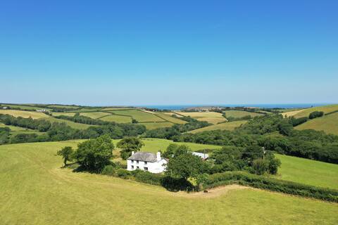 The Folly - Quiet country cottage, hot tub, garden