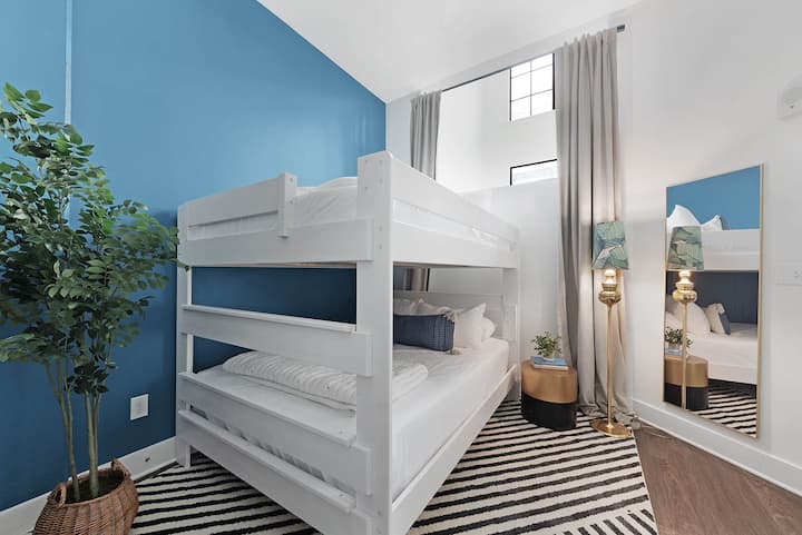 Чиста и уютна двуетажна стая, идеална за релаксиращ престой