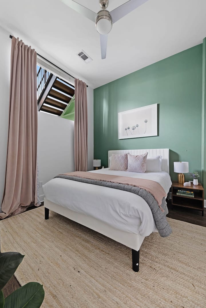 Чиста и удобна спалня за спокоен престой