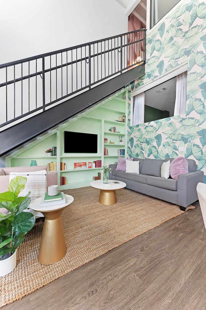 Уютна и привлекателна всекидневна с плюшени места за сядане