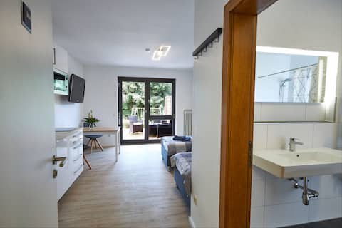 Modernes Studio Apartment mit Terrasse & Garten
