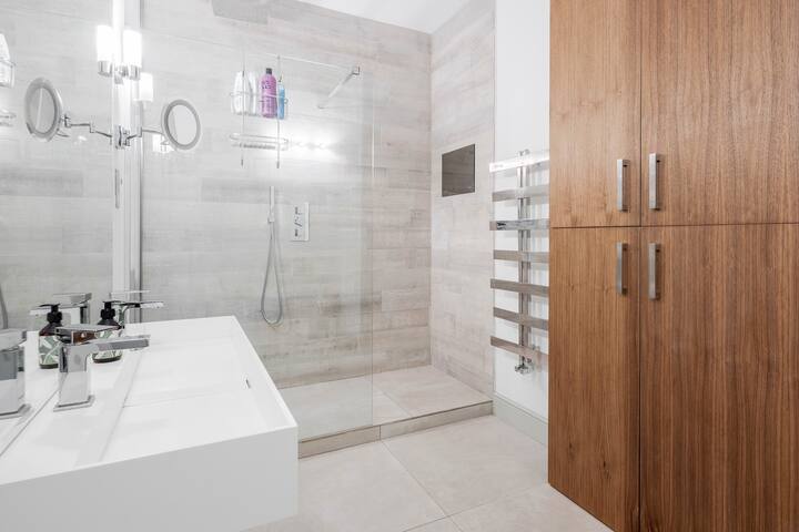 Immaculate Fulham Home – chic, modern & spacious gallery image 4