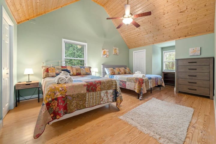 Perfetto per bambini o ospiti extra con un letto king-size e un letto queen-size, questo confortevole spazio al piano superiore offre molto spazio per rilassarsi e ricaricarsi.