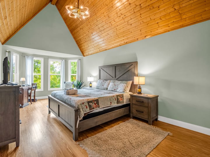 Svegliati sotto alti soffitti in legno e con il sole che filtra tra gli alberi: l'inizio perfetto per una mattinata in montagna.