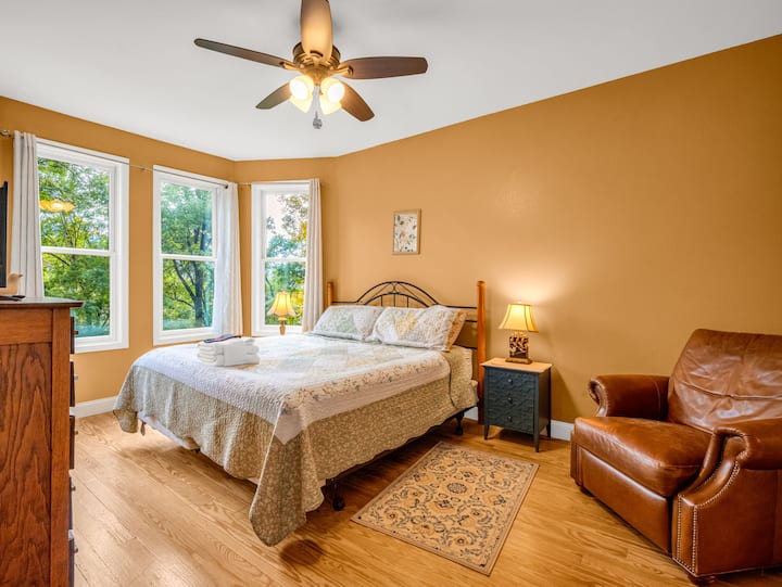 La luce dorata e la tranquillità della montagna riempiono questa serena e spaziosa camera da letto matrimoniale al piano intermedio, il rifugio perfetto dopo una giornata di avventura.