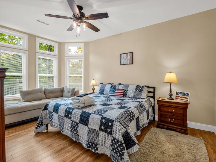 Svegliati con la vista sul bosco e la luce soffusa della montagna: questa spaziosa suite con letto king-size al piano inferiore offre privacy e comfort.