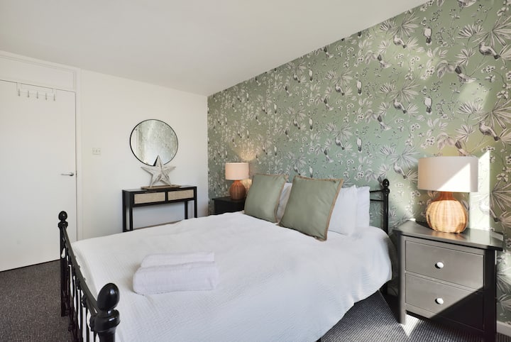 Основна спалня - суперголямо двойно легло