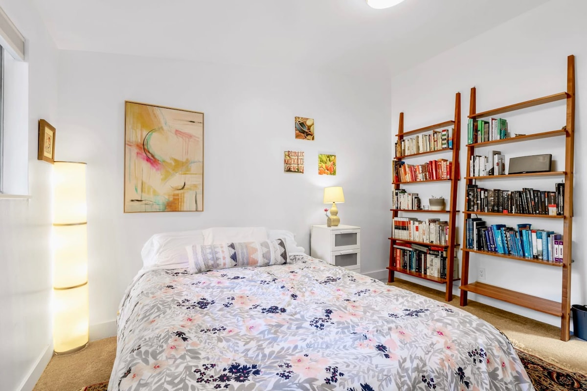 חדר שינה שלישי עם מיטת קווין סייז.