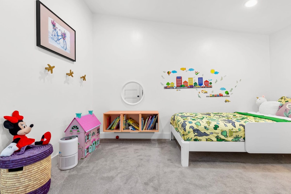 חדר שינה רביעי עם מיטה זוגית.*יש מקום למיטת קווין סייז לפי בקשה.