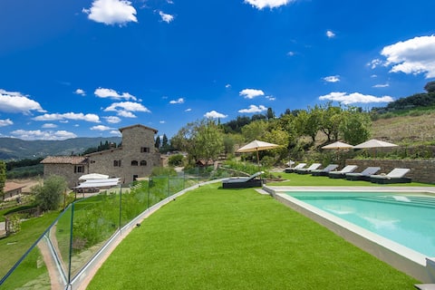 VILLA WITH A TERRACE OVERLOOKING THE CHIANTI REGION