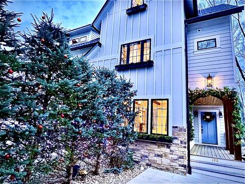 Luxe Spa Getaway | 2 Kings ~ Chef’s Kit | Walkable
