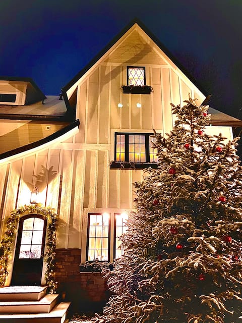 Luxe Retreat w/HT-Sauna Deck, King Suites&DT Charm