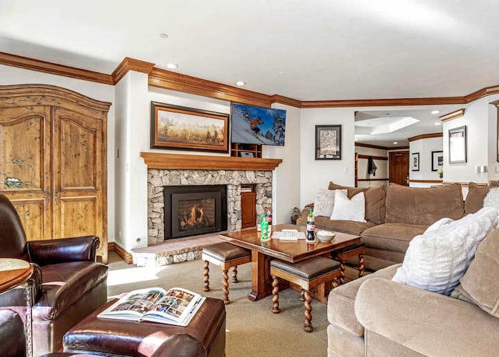 BC Lodge at Covered Bridge with Pool, Hot Tub, Fit