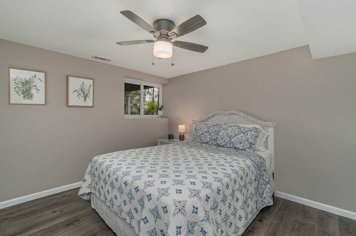 เตียงควีนไซส์ชั้นล่าง