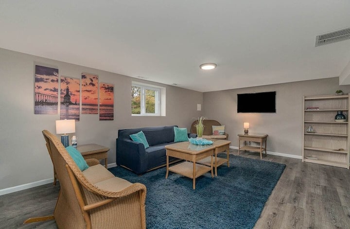 พื้นที่ชั้นล่างขนาดใหญ่รองรับกลุ่มใหญ่ โซฟายาวเป็นโซฟาปรับนอนได้ 