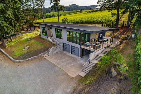 Epic Views, Huge Decks, Hot Tub, Walk to Wineries