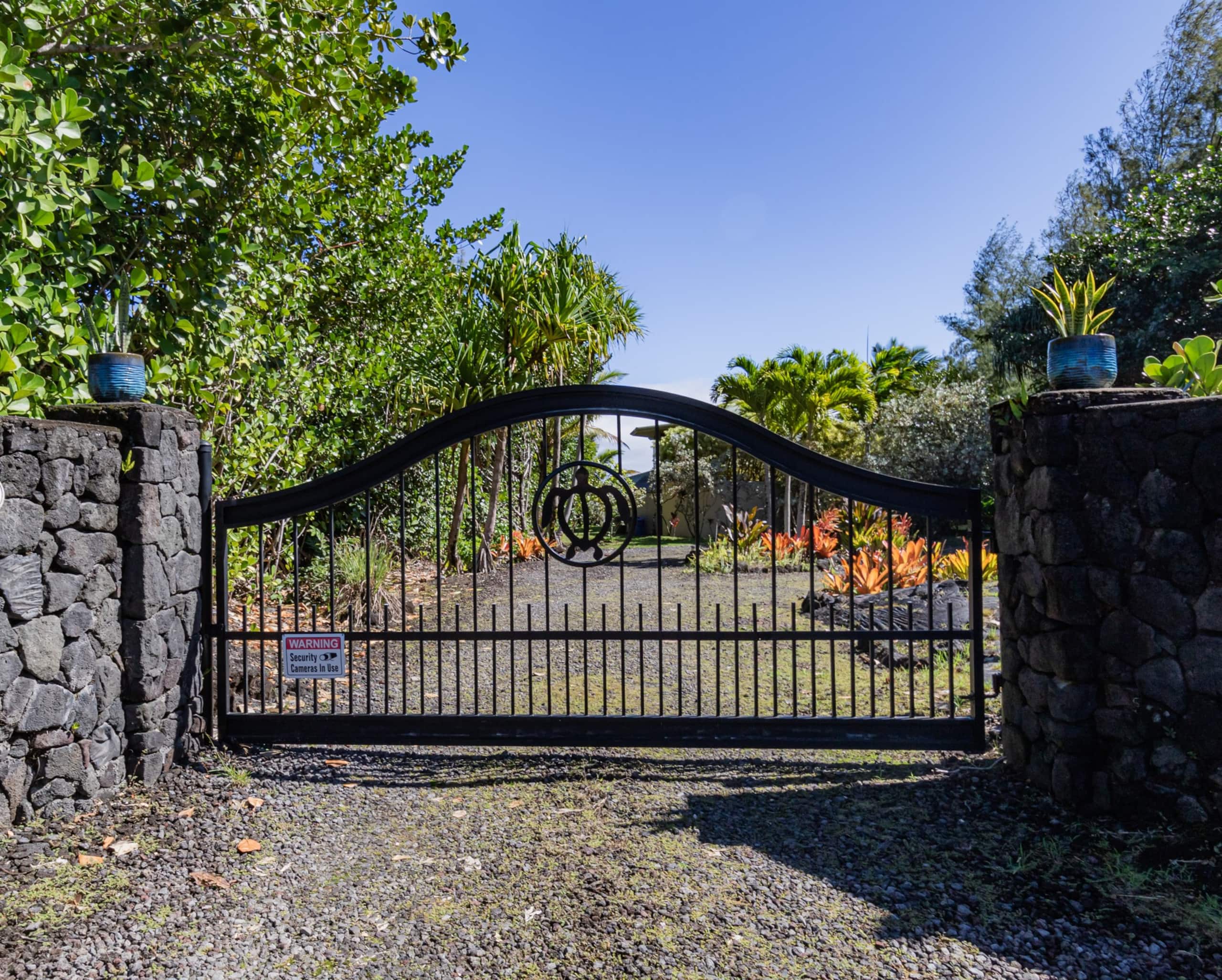 Home in Keaau · ★4.95 · 2 bedrooms · 2 beds · 3 baths - Image 37