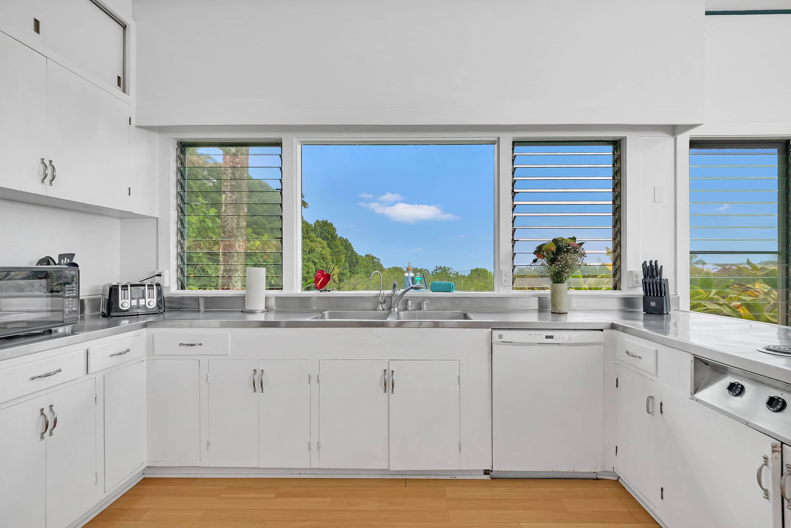 Home in Hilo · ★4.83 · 4 bedrooms · 5 beds · 2 private baths - Image 29