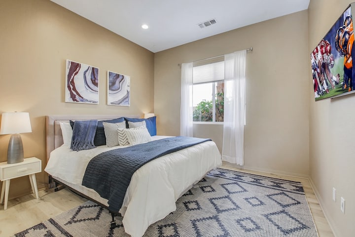 Საძინებელი 4-ს აქვს Cal King და 42-დუიმიანი HDTV სააბაზანოთი