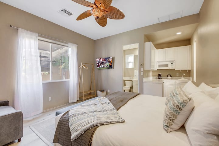 Კასიტა/სასტუმრო სახლი მთლიანად განცალკევებულია მთავარი სახლისგან - ეზოში სულ რამდენიმე წუთის სავალ მანძილზე. საძინებელი 2