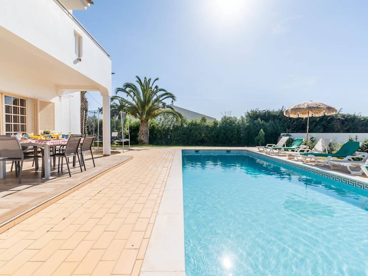 Villa Limpia Y Segura Con Piscina Privada Y Amplio Jardín. - Guia