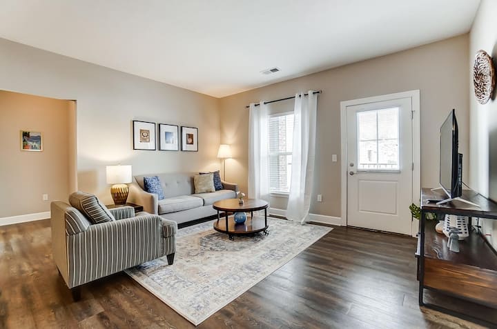 Paws Of Polaris | 2br | 1st Floor | Walk-in Shower - コロンバス, OH