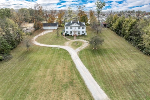 Colonial Manor / 5+ Acres / Pet Friendly Estate