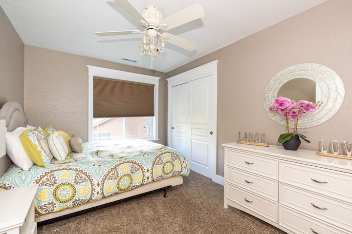 Dormitorio #4 - Cama tamaño queen (arriba)