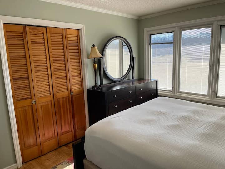 楼上第一间卧室